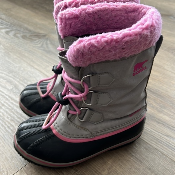 Girls SOREL waterproof snow boots Size 2 - Picture 3 of 4